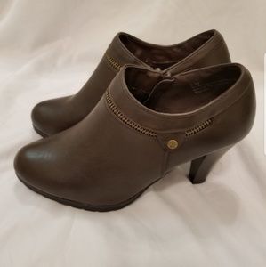 EUC White Mountain Ankle Booties